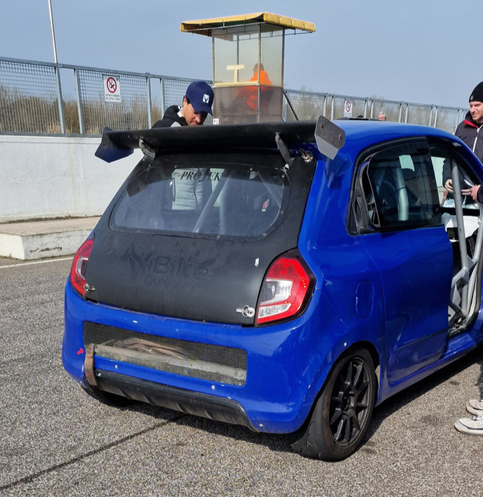 Auto da gara A-MAT Racing in preparazione – sponsorizzazione e visibilità nel motorsport