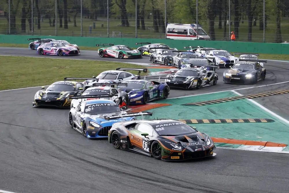 Gara motorsport GT con più vetture in pista – contesto competitivo pilota A-MAT Racing