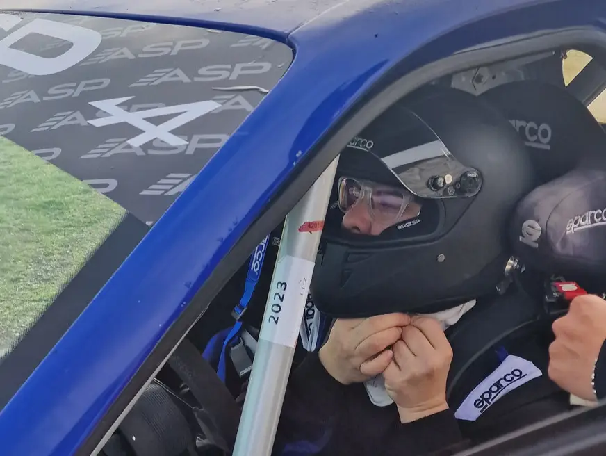 Pilota A-MAT Racing in abitacolo mentre sistema il casco prima del test Twingo Cup (trofeo Estate )