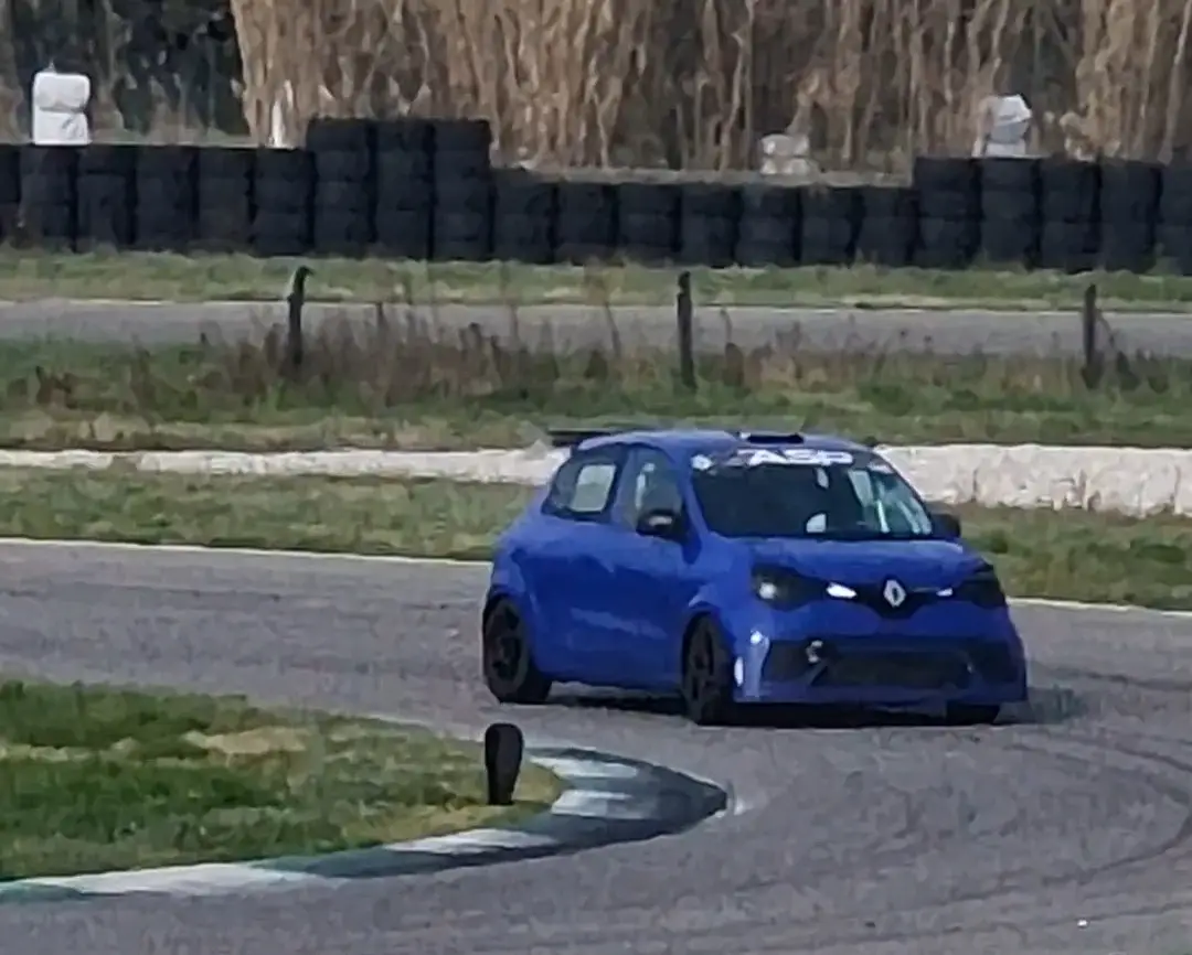 Renault Twingo da gara in curva durante sessione di test in pista A-MAT Racing