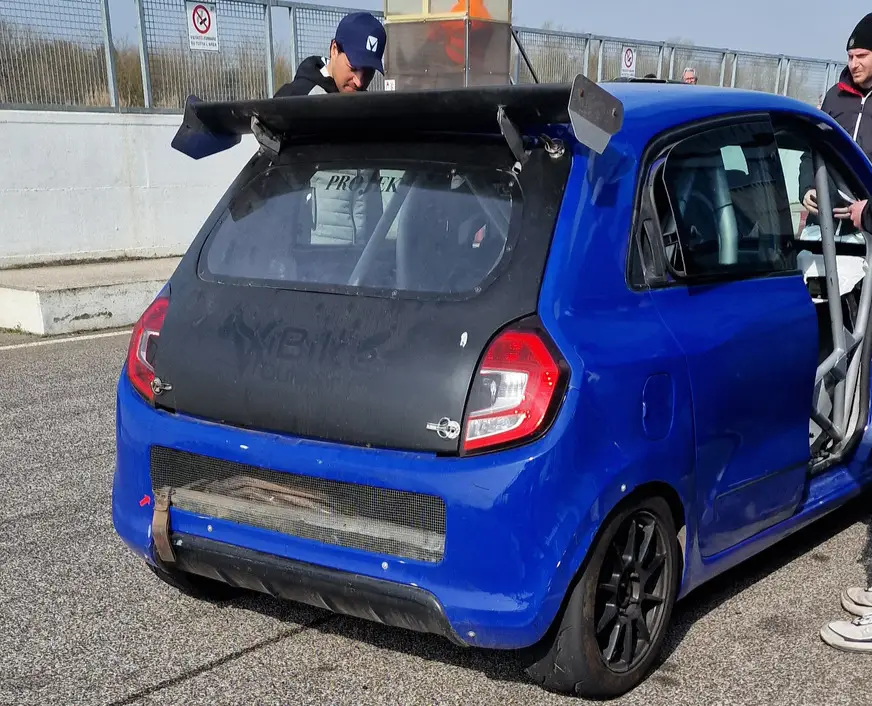 Preparazione Renault Twingo da gara in pitlane durante test Twingo Cup con team A-MAT Racing