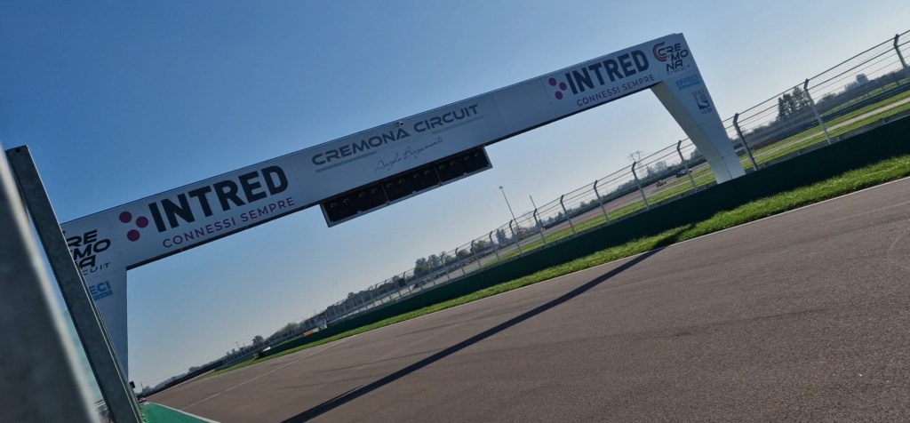 Sponsorizzazione motorsport presso ai circuiti – visibilità brand con A-MAT Racing