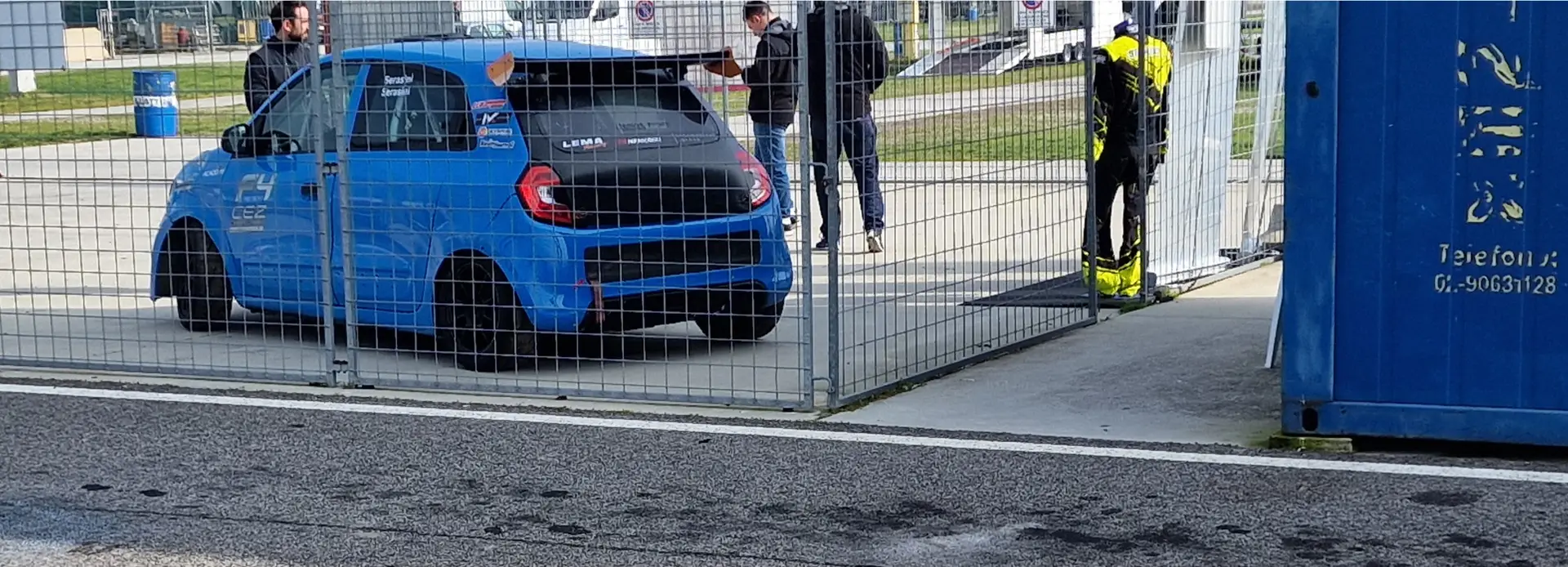 Auto da gara Twingo Cup nel paddock – opportunità sponsor A-MAT Racing motorsport