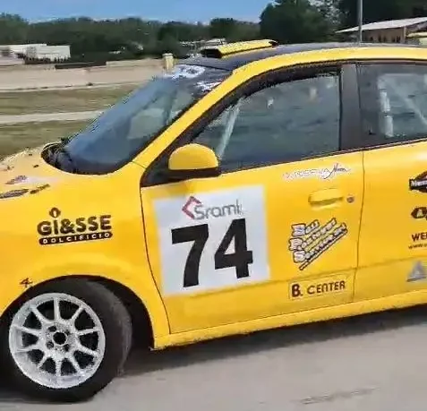 Renault Twingo numero 74 del progetto A-MAT Racing durante una giornata di test in pista