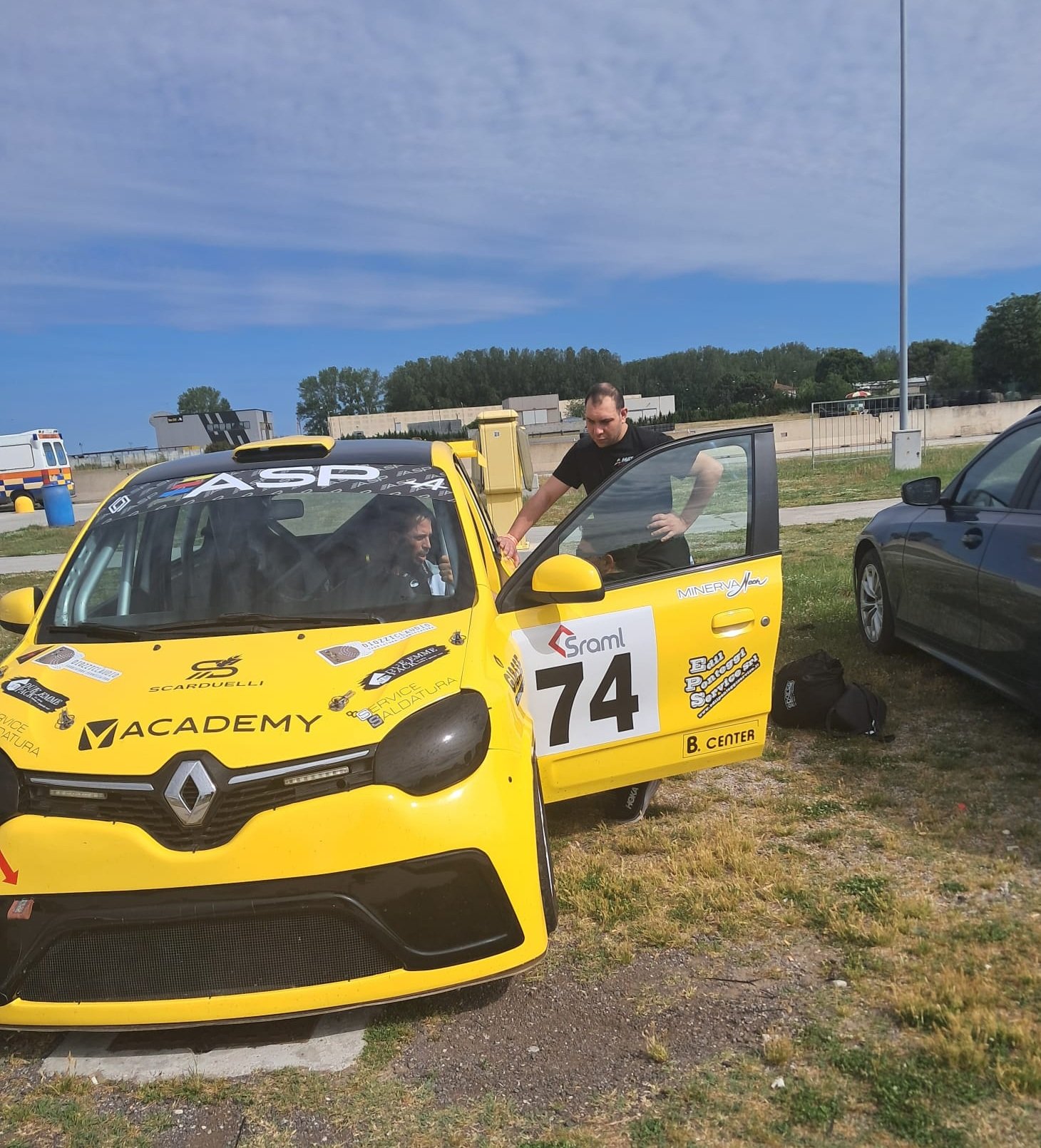 Renault Twingo numero 74 del progetto A-MAT Racing durante attività in pista a Pomposa