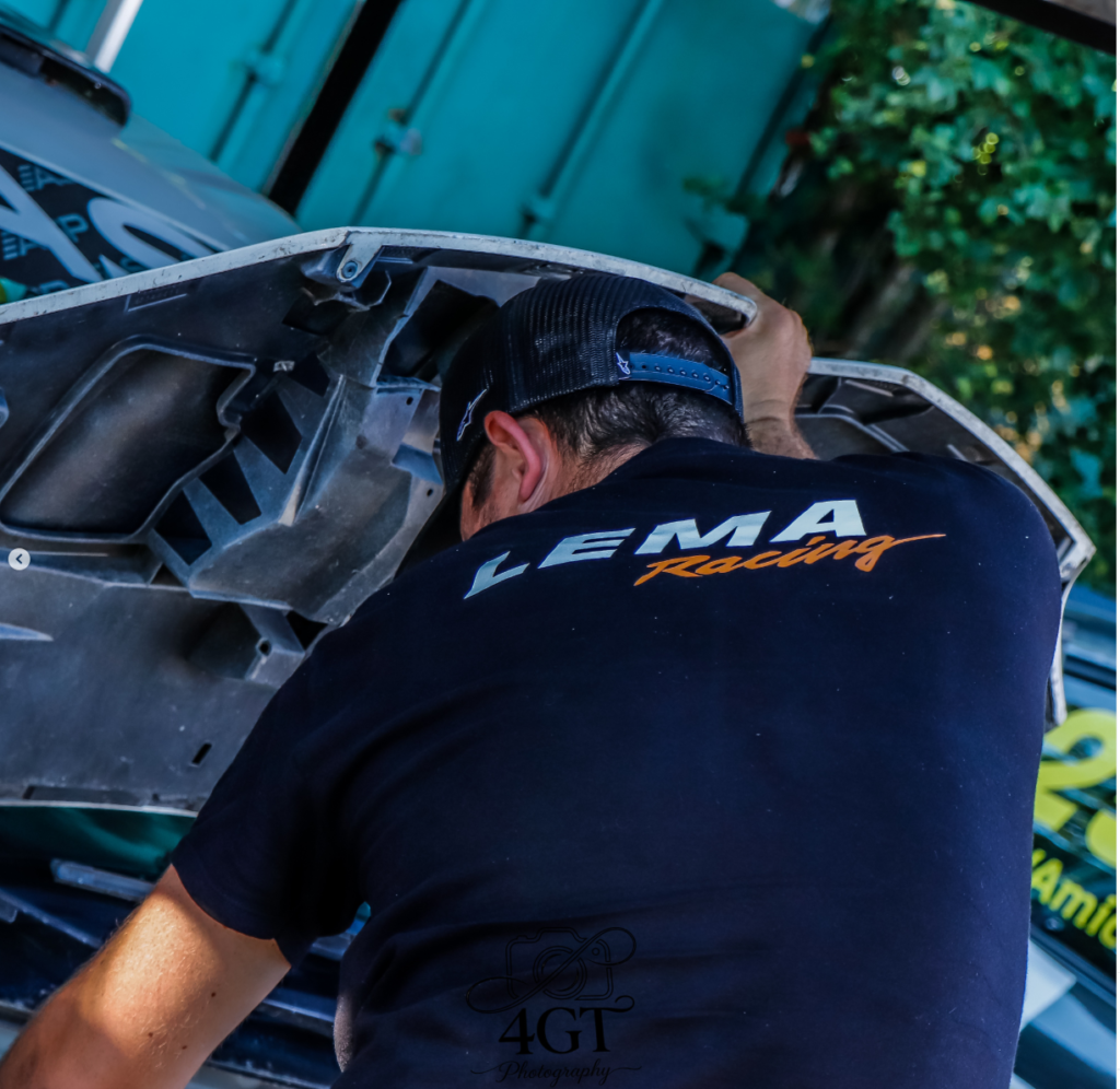 Tecnico Lema Racing al lavoro sulla Renault Twingo nel paddock del Round 1 del Trofeo Estate TRC Twingo Cup 2026