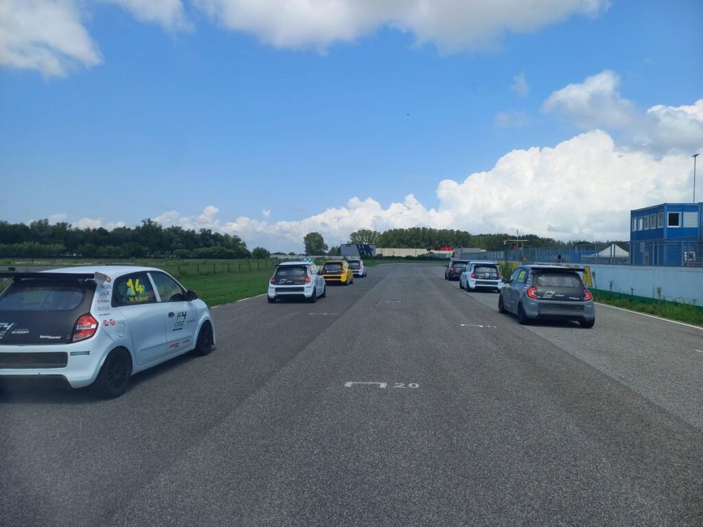 Renault Twingo in pista durante il Round 2 del Trofeo Estate TRC Twingo Cup 2026 sul Circuito di Pomposa.