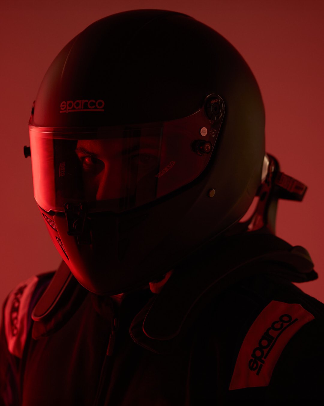 Pilota A-MAT Racing con casco da competizione illuminato in rosso