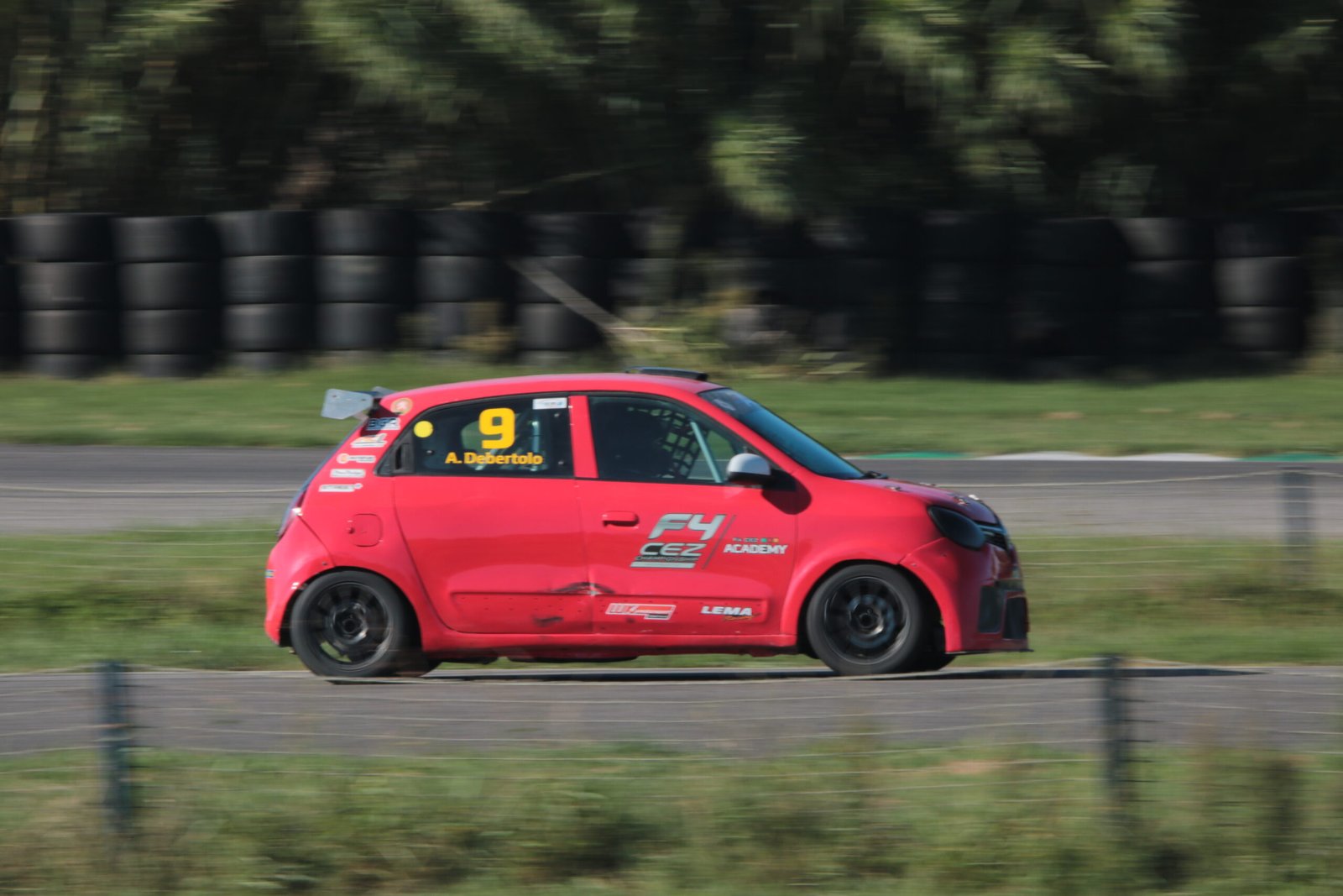 Alessandro Debertolo con la Twingo Cup numero 9 durante le qualifiche a Pomposa