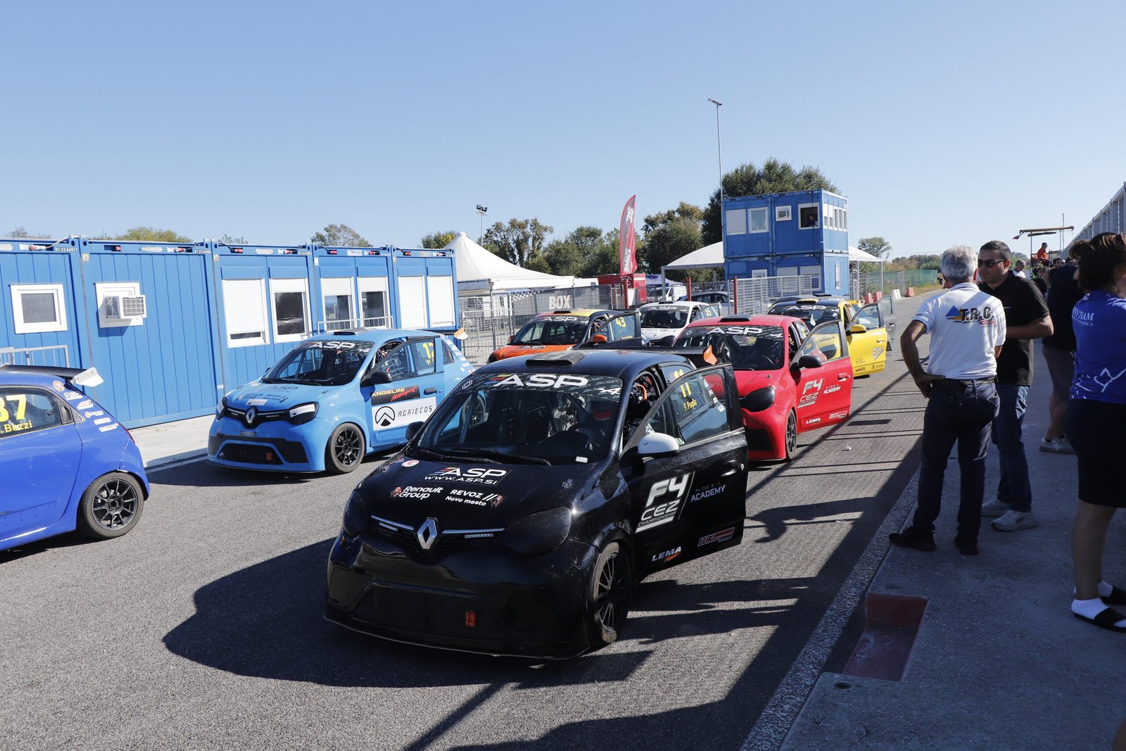 Twingo Cup nella pitlane del Circuito di Pomposa durante il weekend di gara