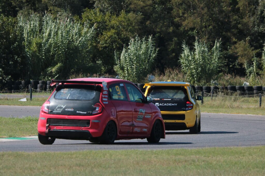 Alessandro Debertolo in lotta durante la Sprint Race del Twingo Cup a Pomposa