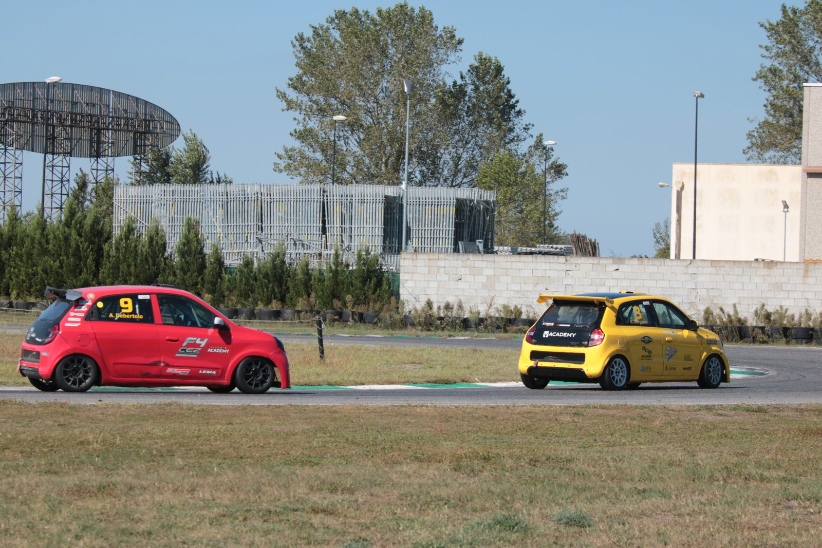 Alessandro Debertolo in lotta durante la Sprint Race della Twingo Cup a Pomposa