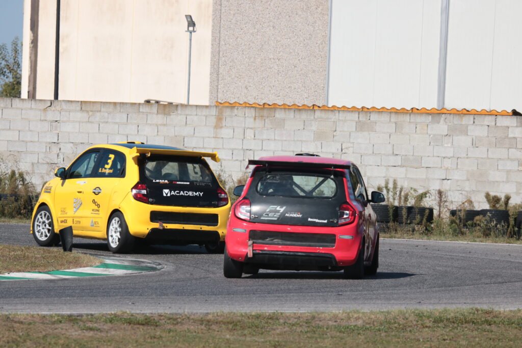 Alessandro Debertolo in lotta con una Twingo gialla durante la Sprint Race a Pomposa